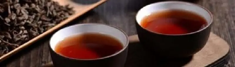 プーアル熟茶の注がれた茶杯と茶葉