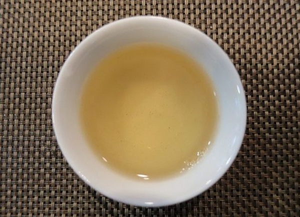 中国緑茶　白龍珠　茉莉花茶　茶湯