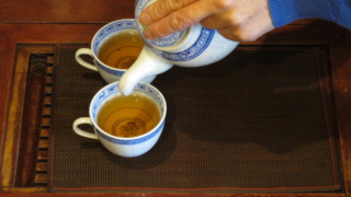 中国茶・台湾茶を急須から湯呑に移す