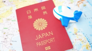 日本のパスポートと地図