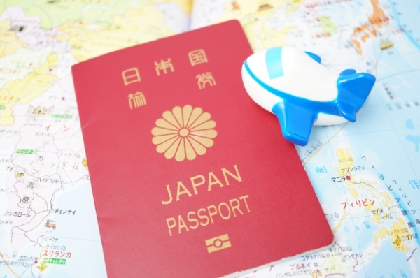 日本のパスポートと地図