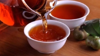 中国茶を茶海から茶杯に淹れる