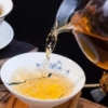中国茶を茶海から茶杯に注ぐ
