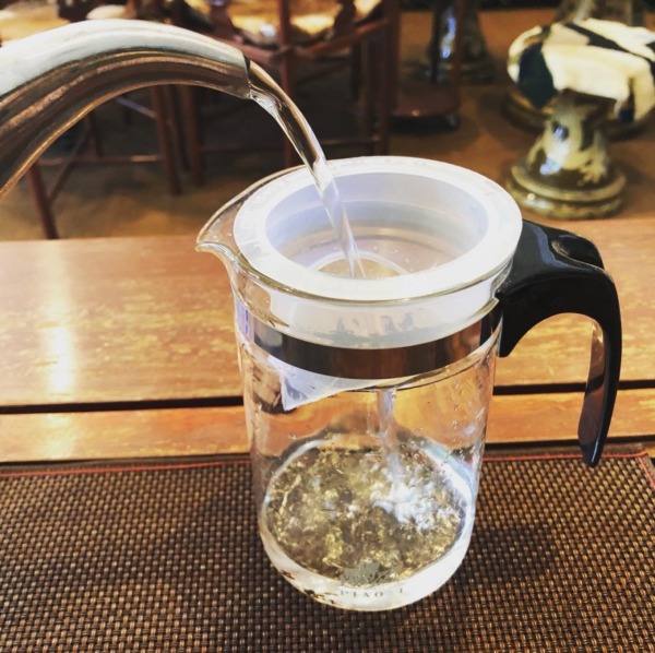 冷茶で飲む　中国茶　水を灌ぐ
