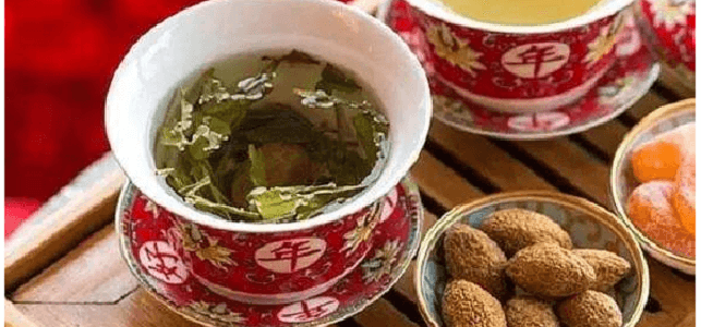 正月用の中国茶湯のみでお茶を