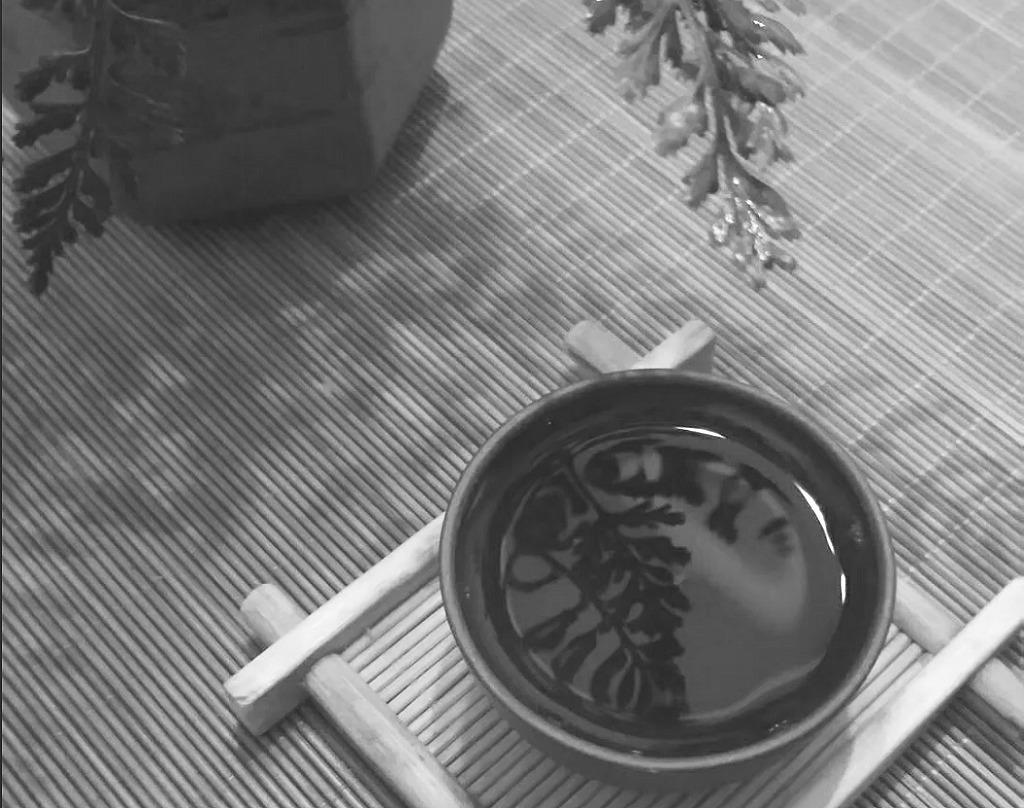 葉の写った茶杯