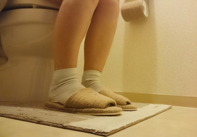 トイレに座った女性の足