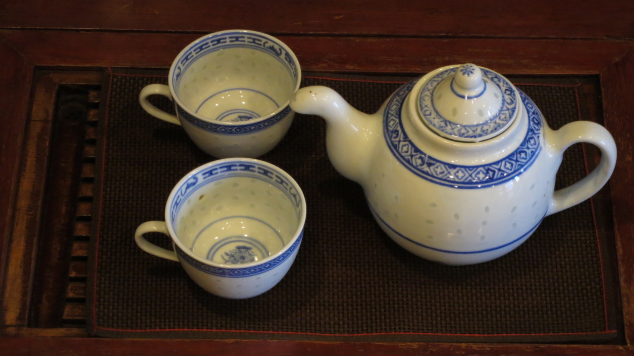 茶盤 中国茶道具 美しい白と青 丸型 陶器製 (山水画) - 食器