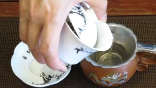 蓋椀で白茶を淹れる