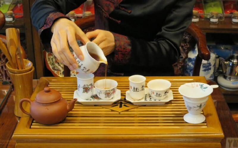 中国茶芸で中国茶を淹れる