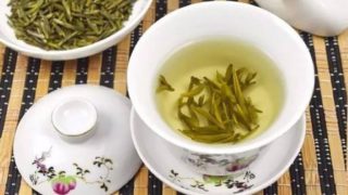 黄茶のイメージ写真　茶葉と蓋椀で入れた黄色い茶湯